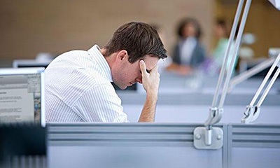 受到严重工作压力的一个人