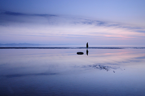 独自一个人孤独的走着